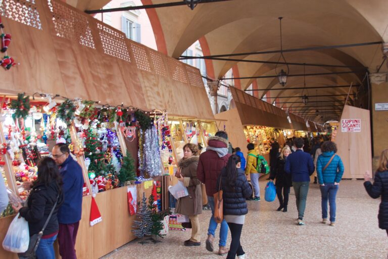 Lo Sbarazzo 2009 in piazza Cavour a Rovato, con la tappa di Razza Umana di Oliviero Toscani