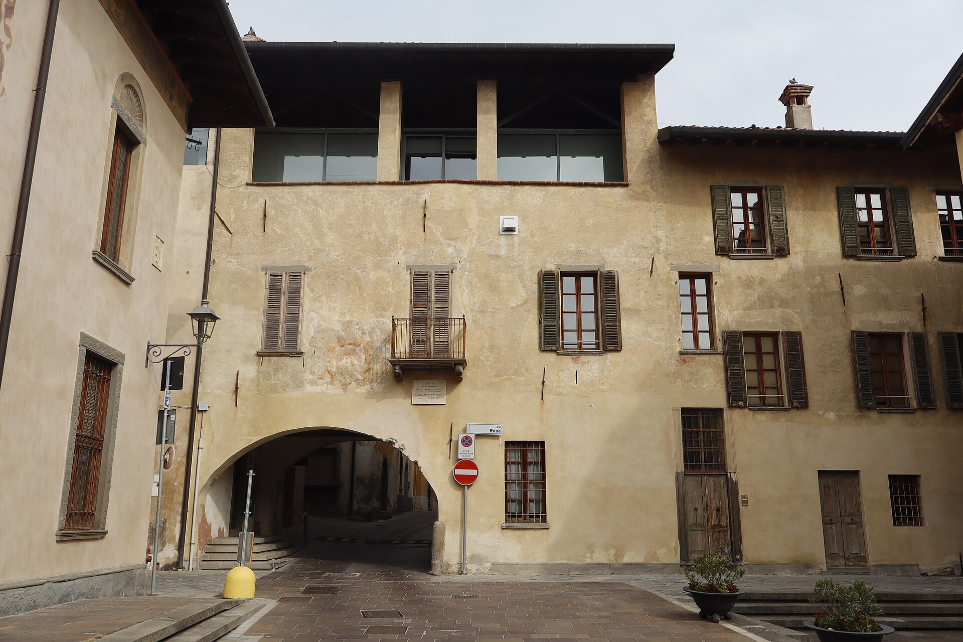 Idoneità alloggiativa a 312 euro: dopo la condanna, botta e risposta tra Pd e Comune di Rovato