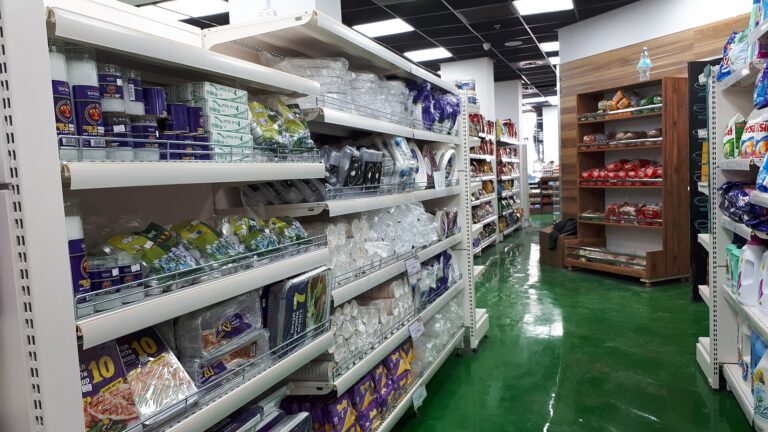 Rovato, l’Ipersimply di via Rudone chiuso per lo sciopero dei dipendenti ex Auchan