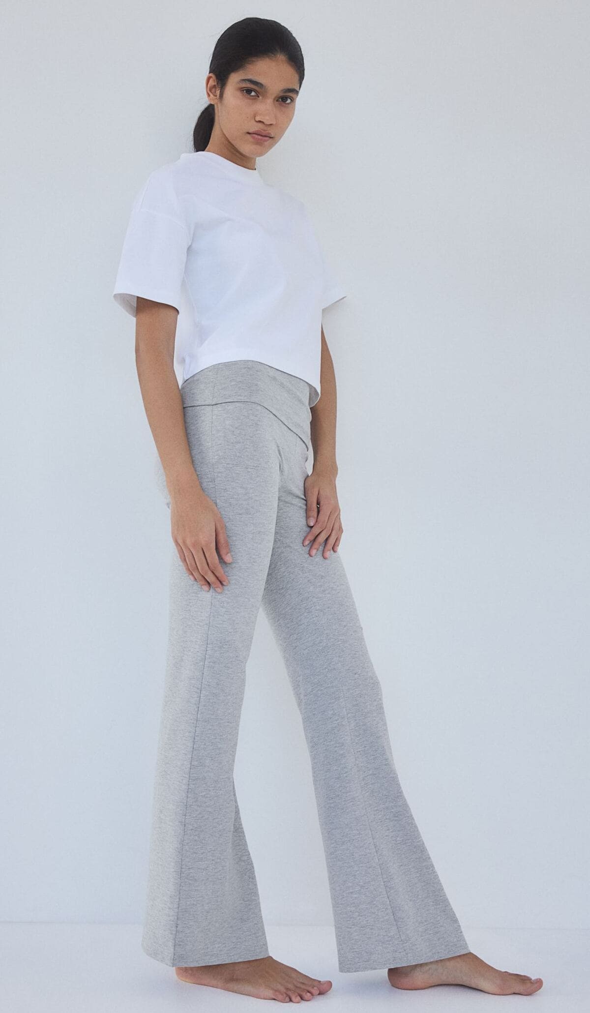 I pantaloni a zampa in maglia grigia di H&M