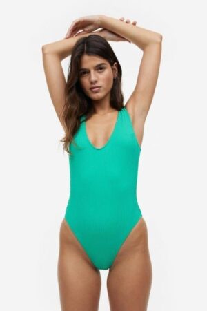 H&M colpisce forte con questo costume da bagno che valorizza tutte le silhouette disponibile in 6 colori