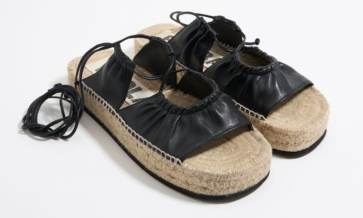 Le sandali piatte di yuta in pelle nera di Bimba y Lola